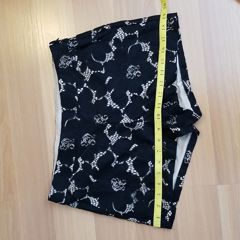 Express Lace Shorts - Picture 7 of 9